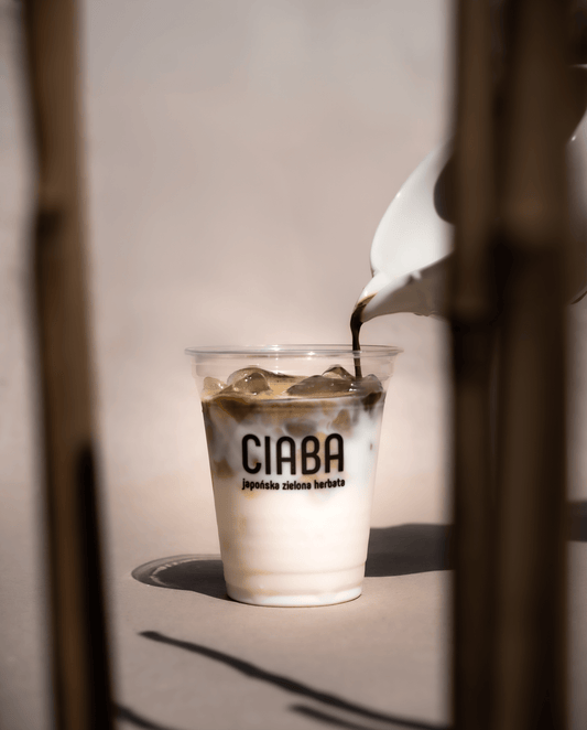 Iced Hojicha Latte – prosty przepis na japońską herbatę latte - CIABA | JAPOŃSKA ZIELONA HERBATA